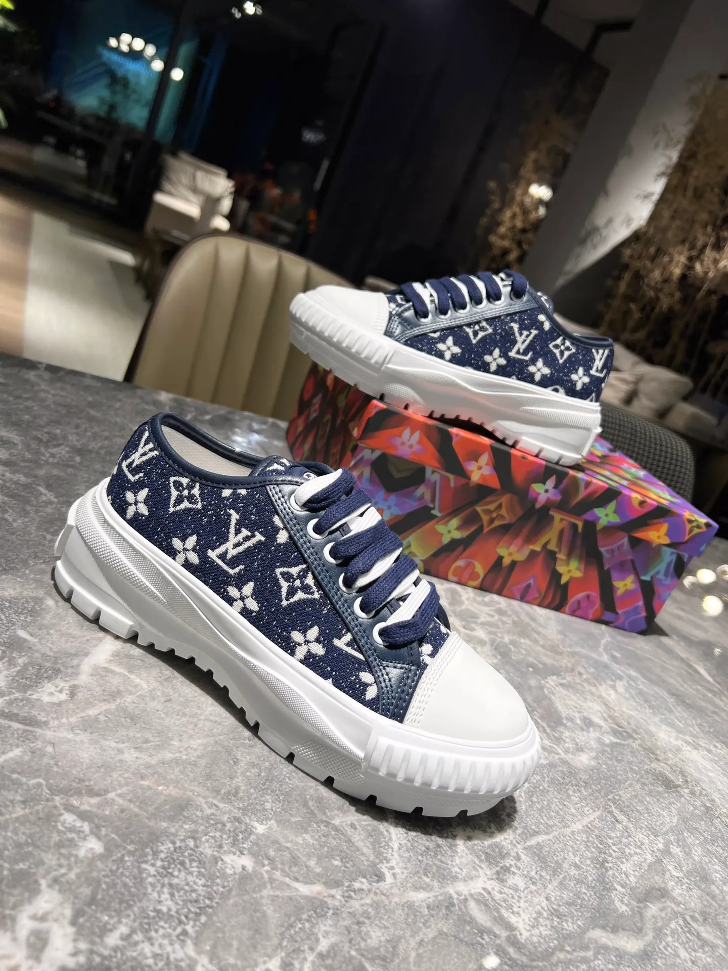 👟👟Ex-factory price 440👟👟 This LV Squad sneaker is made of Monogram denim to stretch out the midsummer comfort. The same color leather outlines the edges, the rubber LV Circle logo embellishes the tongue, and the thick yet lightweight rubber outsole upgrades the comfort again. Yardage: 35-41.